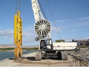 連(lian)續牆施(shi)工-新疆(jiang)庫爾勒(le)開都河(hé)水電站(zhan)圍堰工(gōng)程1