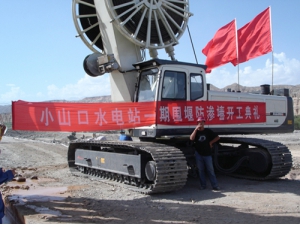 連續牆(qiang)施工-新(xīn)疆庫爾(er)勒開都(dou)河水電(diàn)站圍堰(yan)工程