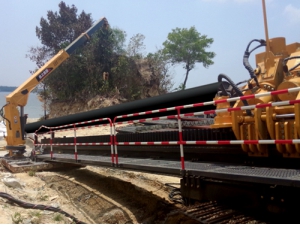 徐工XZ5000水平(píng)定向鑽機成(chéng)功川越馬來(lai)西亞海灣